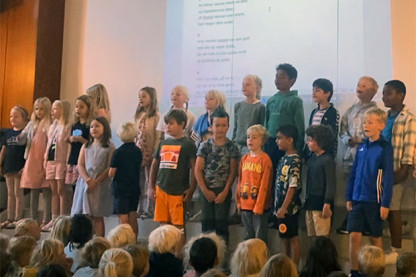 1.b synger Nu falmer skoven på video