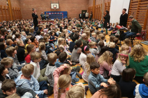 Da klokken ringede kl. 12 kom is-bilen